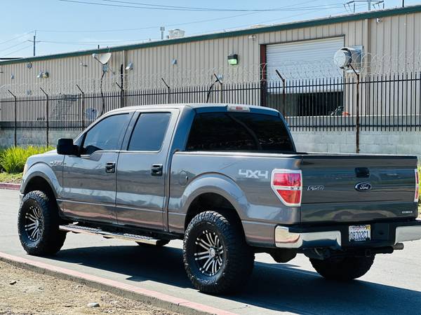 TÍTULO LIMPIO 2011 FORD F150 4WD XLT V8 5.0L 4WD ELEVADO CAMIÓN PICKUP - $12,995 (SACRAMENTO)63616868873729122