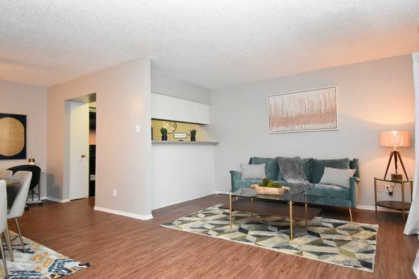 Ice Maker, Picnic Area, Hardwood Floors 1