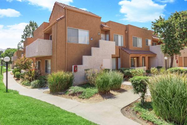 $2,479 / 2br - 860ft2 - Washer and Dryer in Home, Acres of Open Spaces, 2 Bed (18414 W. Jakes Way, Canyon Country, CA)63700996600321124