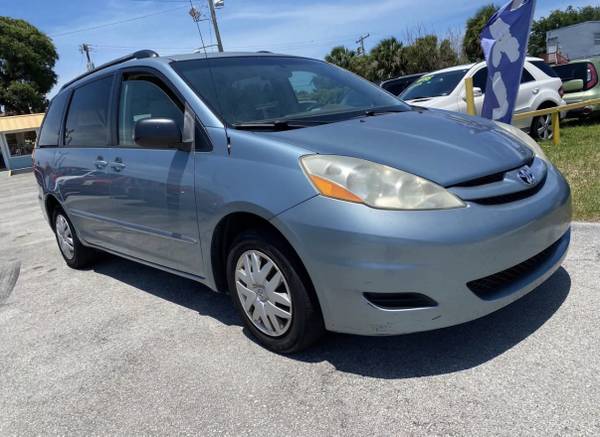 2008 Toyota Sienna Minivan 1