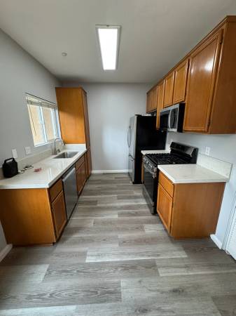 $3,350 / 3br - 1093ft2 - 3-Bed, 2-Bath Condo in Gated Community – Lakeside64150317969794122