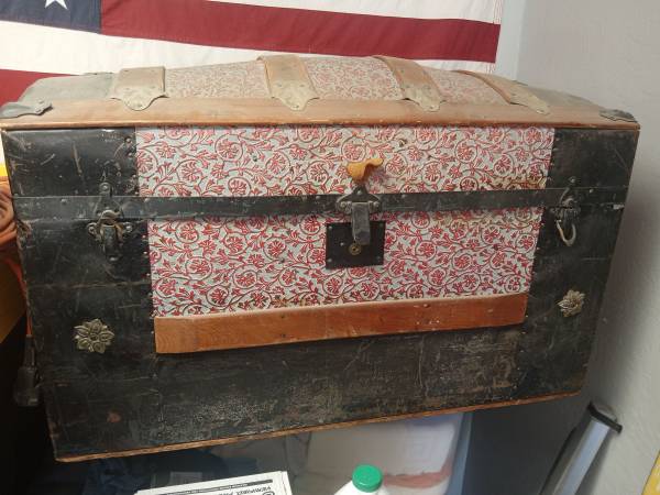 Antique doll trunk 1