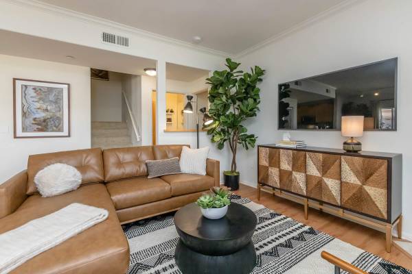 $2,499 / 2br - 1056ft2 - Hojas de Otoño y Llaves Nuevas 🍂 – Alquile su adosado hoy (17621 W. Pauline Ct., Los Ángeles, CA)63876481756675120