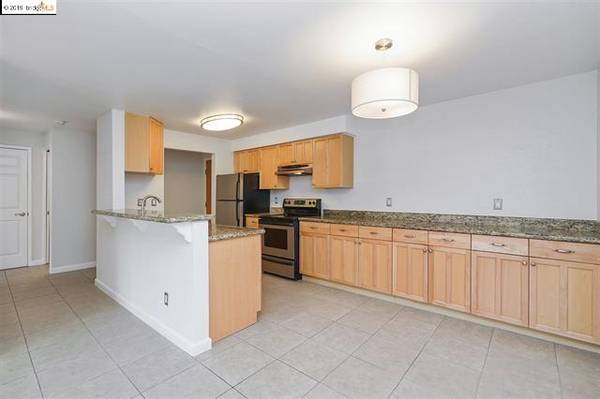 $1,999 / 1br - 700ft2 - Fantastic Fairmount Condo 1/1 with Pool, Parking, Laundry, Pets OK! (oakland lake merritt / grand)63850008704643120