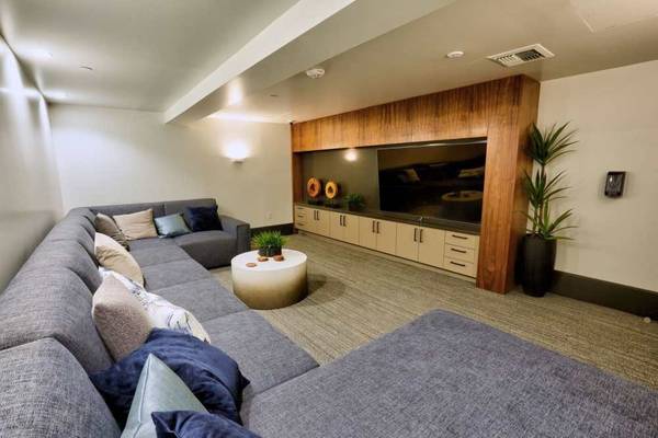 $2,659 / 1br - 702ft2 - 1bd 1ba, Múltiples instalaciones de lavandería, Spa de hidromasaje con chorros (600 S Curson St, Los Angeles, CA)63869889259905120