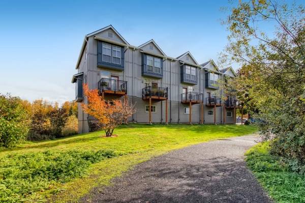 $2,315 / 2br - 1334ft2 - Lakefront Townhome With Ample Square Footage! PLUS 2-Car Garage! (Fairview, OR)63831682747523122