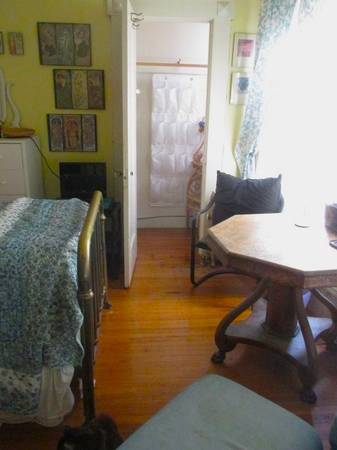 $1,100 / 2br - 144ft2 - Furnished room for female in 2-bedrm apt avail. now (nob hill)63824145033985121