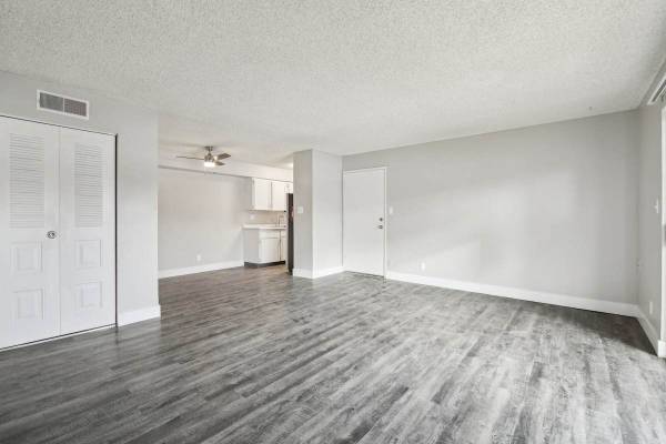 $1,290 / 2hab - 950ft2 - Clubhouse, Dos piscinas, Área de barbacoa/ picnic (7100 East Mississippi Avenue, Denver, CO)63973361174914122