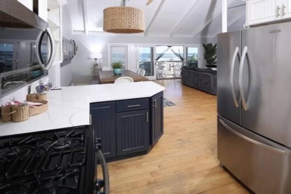 $1 / 4br - Charming! Direct ocean front house on private Minot beach in Scituate Sleeps 11. (Scituate, MA)63892102400387124