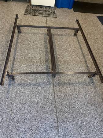 Queen size metal bedframe 1