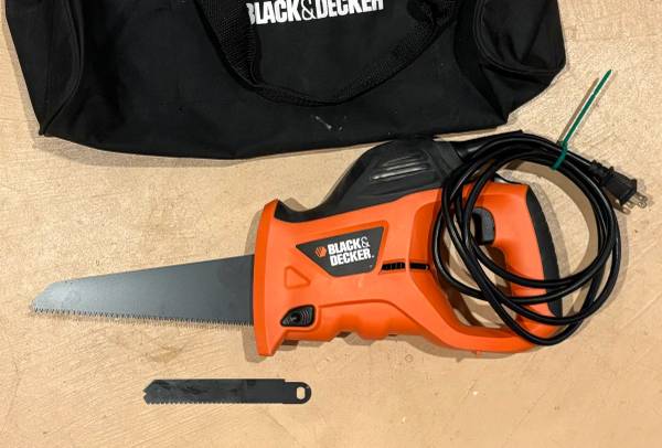 Black+Decker electric hand saw 1