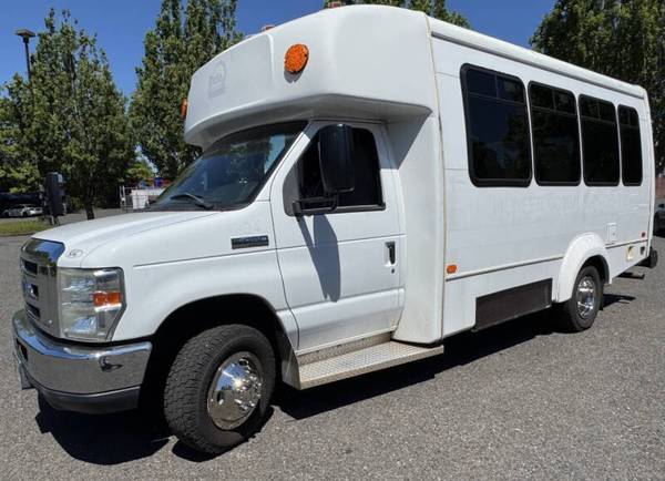 Autobús Ford E450 de 15 pasajeros de 2013 con elevador para silla de ruedas, solo 38 mil millas - $22,90063442068135427123