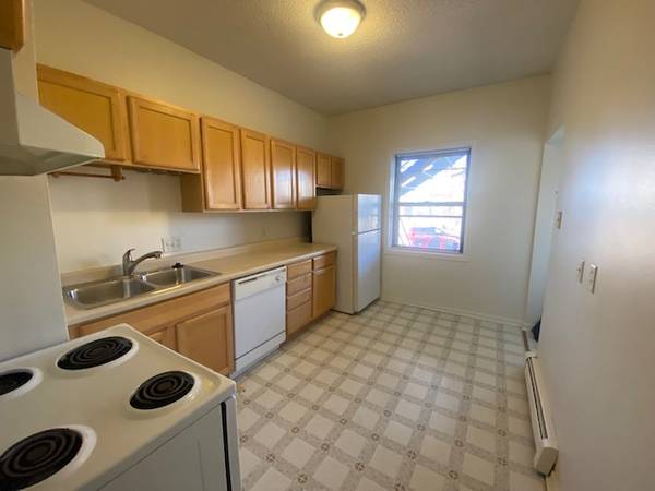 $1,275 / 2br - Spacious 2 Bedroom, Cats Allowed, Front Balcony! VIDEO TOUR! (Uptown)63990383482370121