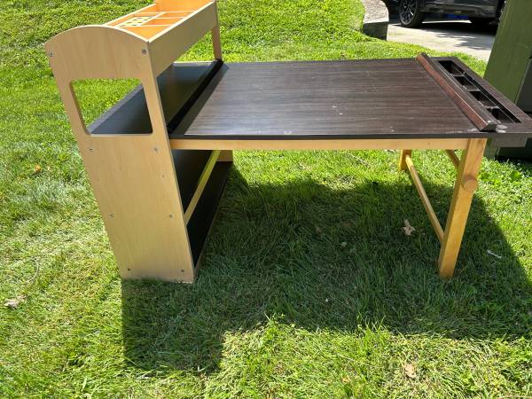 Mesa de arte para niños IKEA gratuita y juego de cajoneras negras IKEA de tamaño adulto (Bethesda)