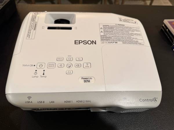 Epson H688A With Remote, Case  and portable screen 1