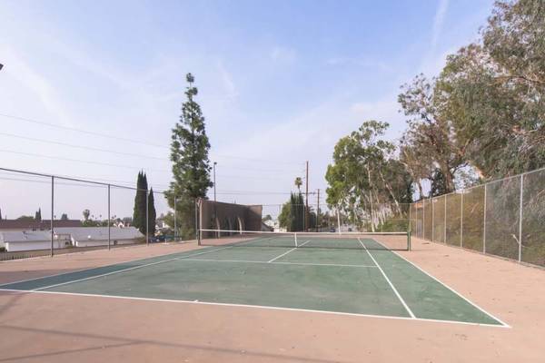 $2,140 / 1 hab - 726 pies² - Estacionamiento asignado, centro de fitness, lavandería en las instalaciones (2100 S. Lark Ellen Ave, West Covina, CA)63701111042307124