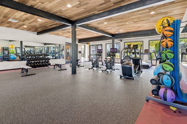 $2,925 / 2br - 1014ft2 - Public Parks Nearby, Assigned Parking, Furnished Options Available (645 Hampshire Rd, Westlake Village, CA)63668271350273122