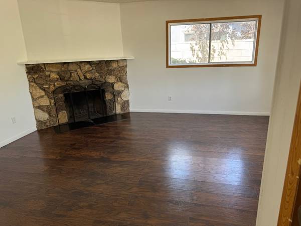 $5,990 / 7 habitaciones - 2402 pies cuadrados - 7 dormitorios 2 baños. Familias grandes, o para uso en centros de cuidado. (10401 Havenhurst Ave Granada Hills)63701074258179121