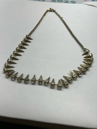 Cadena con Tachuelas y Diamantes de Imitación - $15 (North Hollywood)63471471147011121