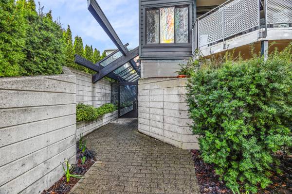 $649,900 / 2br - 1070ft2 - Secured Building & Garage Just Steps Away from Cal Anderson Park (Capitol Hill)63866941339139121