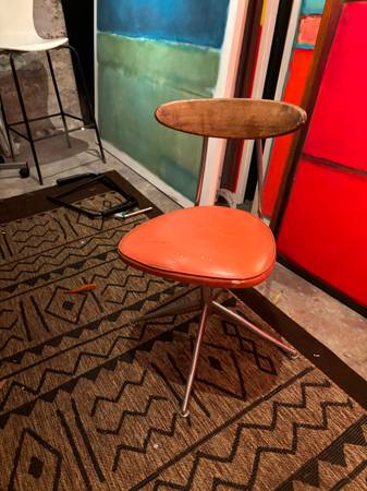 Mid century swivel chair 1