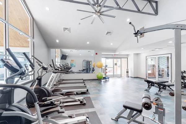 $1,355 / 1br - 640ft2 - Parque para perros, chimenea al aire libre y salón, 1 dormitorio (916 Beaver Grade Road, Pittsburgh, PA)64013531221507124