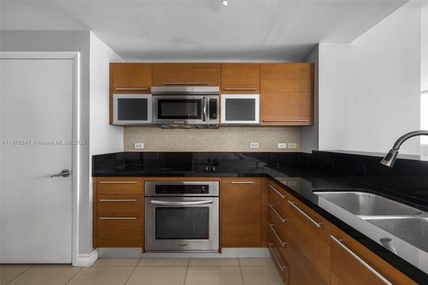 $4,500 / 2br - Apartment with stunning views of the Bay (253 NE 2nd St)64051007971586123