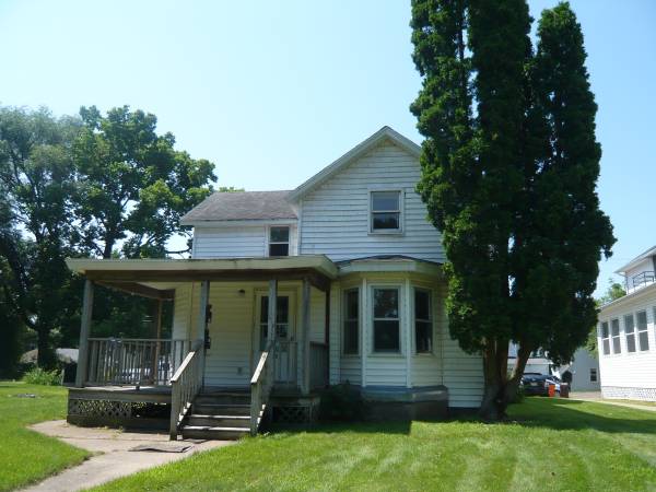 $350 / 4br - UWEC Neighborhood 920 1/2 First Avenue (Eau Claire, WI)63845960452481120