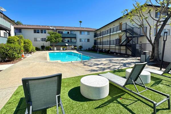 $3,020 / 2br - 1000ft2 - Sparkling Pool, Lush Landscaping, Vinyl Flooring (850 Warwick Ave, Thousand Oaks, CA)63668253589763121