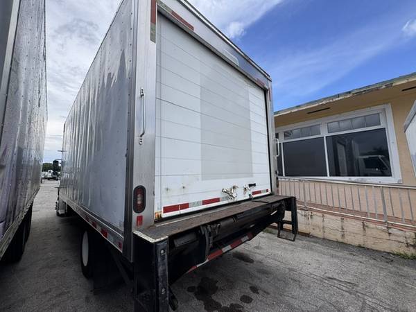 2020 Freightliner M2 20' - Photo 5