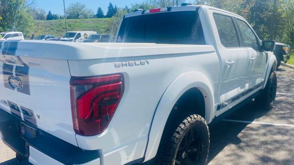 2024 Ford F150 Supercrew - PICKUP SHELBY OFICIAL 4x4 - BLANCO CON RAYAS AZULES - $118,50063469772690307124