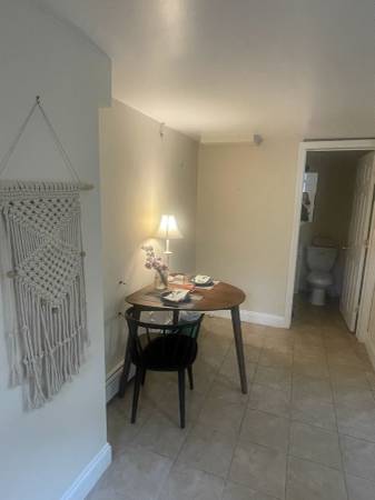 $1,800 / 1br - 450ft2 - Estudio con cocina/porche compartido! (Cambridge)63828557379587122