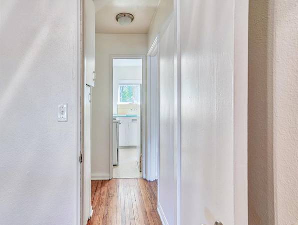 $1,350 / 1br - $300 SAVINGS - Vintage & Pet Friendly + In-Unit Heat, Ample Parking (Hawthorne District)63914853747587121