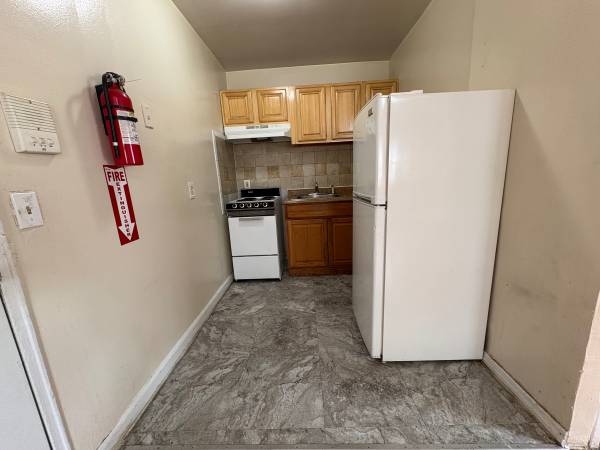 $1,395 Large studio, Parking Lot!63676239901313121