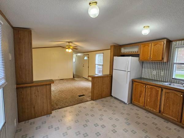 $1,275 / 3br - 924ft2 - 3 Bed 1.5 Bath in Port Crane (Port Crane)64035577676163122