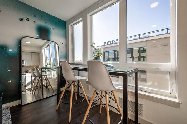 $2,333 / 560ft2 - Estudio exclusivo/1 BA con salón en la azotea, comunidad apta para mascotas (Seattle, Ravenna, Roosvelt)63688514532225123