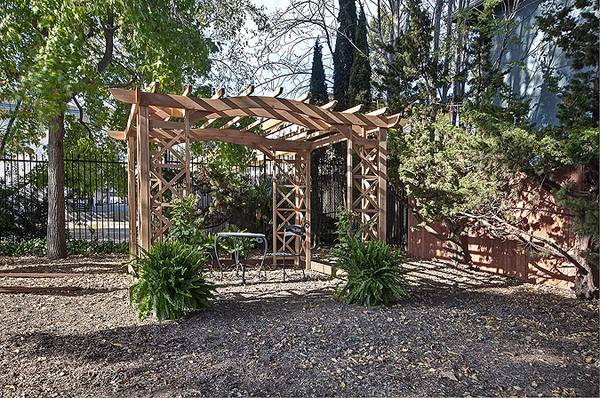 $1,995 / 2br - 750ft2 - Laurel district gated with private deck (oakland hills / mills)63657964805121120