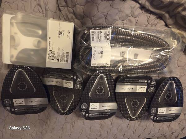 ResMed Airtouch f20 frame, 5 Masks, Hose 1