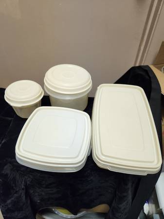 Rubbermaid containers set of 4 1