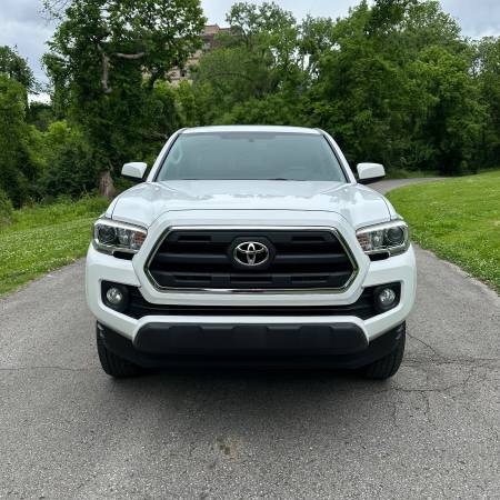 2017 Toyota Tacoma Sr5 - $25,900 (Nashville)63621650334081122