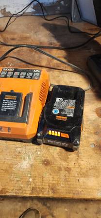 Faro de batería/clavija Ridgid - $60 (Henniker)63470910180481121