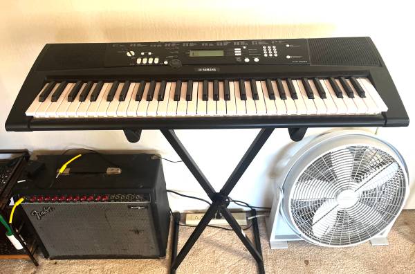 Yamaha EZ-220 61-key electronic keyboard 1