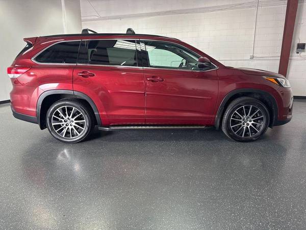 2017 Toyota Highlander SE Conquer Any Terrain With Confidence In AWD Conquer Any - $12,950 (+ Good/Bad/No Credit - No Problem!)63612454951171122