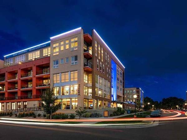 $2,885 / 2br - 1161ft2 - Minutes from Observatory Park & Washington Park, Wood Style Flooring (University Park)64143967892481120