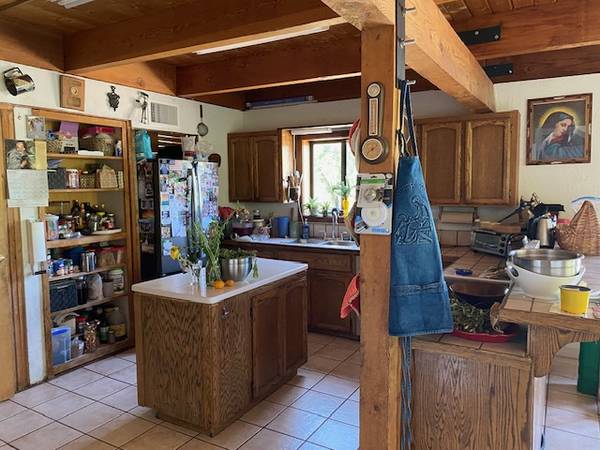 $800 / 4br - month to month temporary rooms available (Redding)63972527824259123