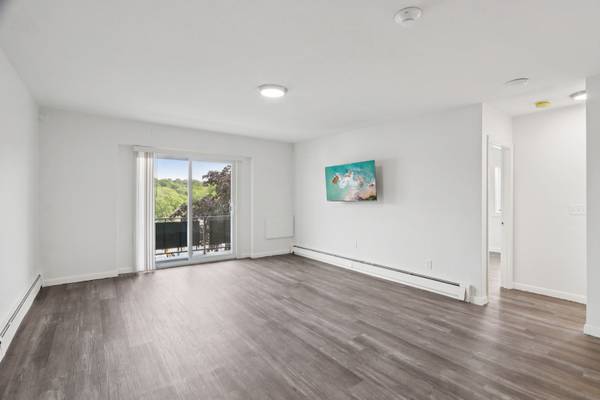 $2,550 / 2br - Hyde Park 2 Bed/1 Bath Apartment | Near River Street (Hyde Park)63810087531649123