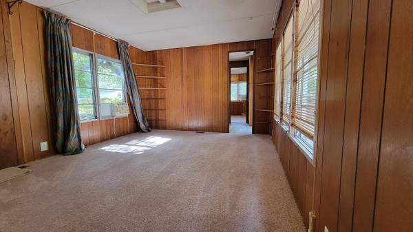 $1,050 / 2br - 2 BED 2 BATH WITH SCREENED PORCH & 2 STORAGE SHEDS! (Silver Springs)63693483945985122