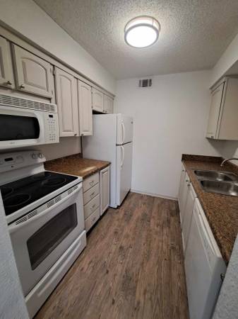 $1,220 / 2br - 979ft2 - Perfect 2 Bed / 2 Bath for Roommates or Family (Broken Arrow)63982127319171121