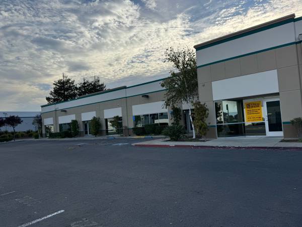 $4,000 / 2700ft2 - Industrial warehouse for lease (Hayward)63813686746755121