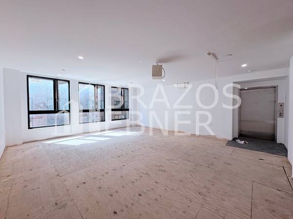 $7,500 / 2500ft2 - Half-Floor Opporunity, Rooftop Building, 7th Ave W 38th (Midtown West)63912047827970120
